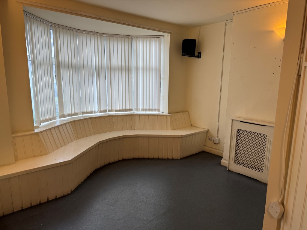 Lot: 36 - FORMER DOCTORS SURGERY WITH POTENTIAL FOR RESIDENTIAL CONVERSION - GF front waiting area